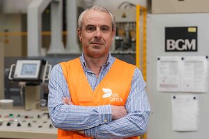 Waterflesje gemaakt van algen breekt zichzelf af