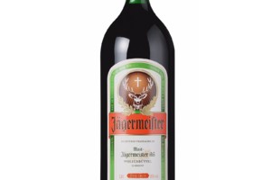 <em><u>Jägermeister </u></em>stapt af van traditionele<strong> ronde fles</strong>