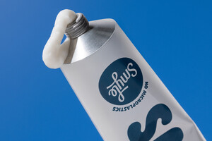 Smyle introduceert tandpastatubes van aluminium met bamboe dop