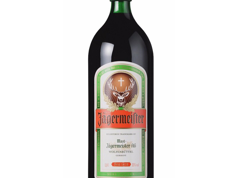 Jägermeister stapt af van traditionele ronde fles