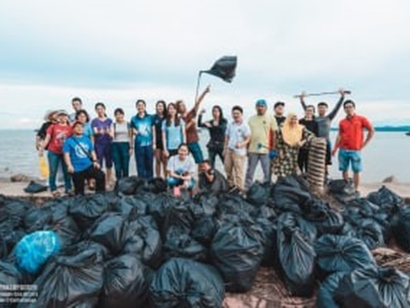 Kornuit steunt Trashpackers naar 100.000 volle vuilniszakken