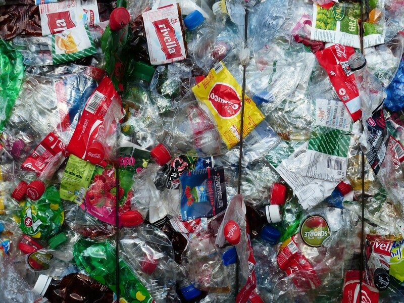 Recycling bedrukt plastic stap dichterbij